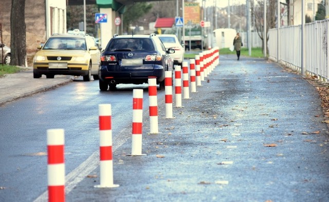 Jechałem ostatnio do Centrum Medycznego Aldemed. Jestem zdziwiony remontem ulicy Towarowej. Zrobiono tam ścieżkę rowerową, która jest stanowczo za szeroka – mówi pan Henryk z Zielonej Góry, Czytelnik „Gazety Lubuskiej”. – Moim zdaniem ścieżka tu w ogóle nie jest potrzebna, bo kończy się na przychodni. A kto do niej jeździ rowerem? Trzeba było lepiej poszerzyć drogę. Teraz jest tak zrobione, że jeden z kierowców musi wjechać na chodnik, by się minąć z drugim. Pan Henryk zastanawia się, po co w tym miejscu, przy ścieżce, zamontowano słupki. Jego zdaniem ta inwestycja, to jakiś absurd. Komu ona ma służyć? O ustosunkowanie się do tych zarzutów poprosiliśmy radnego Roberta Górskiego, który od prezydenta otrzymał pełnomocnictwo, by kontrolował wszelkie inwestycje rowerowe w mieście. Jest bowiem przewodniczącym Stowarzyszenia Rowerem do Przodu. - Droga dla rowerów jest dwukierunkowa i ma szerokość zgodną z przepisami, można ją zwęzić jedynie o 30-40 cm – tłumaczy Robert Górski. - Droga dla rowerów przy ul. Towarowej łączy trasy w południowej i centralnej części miasta ze ścieżkami na północy.  Tunel pod torami został wydłużony i będzie można do niego dojechać z obu stron rowerami po zakończeniu inwestycji przez PKP. Jego zdaniem, słupki przy ścieżce rowerowej są niezbędne. Dlaczego? - Ponieważ niestety nie brakuje w naszym mieście kierowców, którzy widzą tylko koniec własnego nosa i z niewydzielonej drogi dla rowerów zrobiliby sobie parking – podkreśla Robert Górski. I dodaje: - Wyremontowany fragment ulicy Towarowej dzięki rowerowej inwestycji zyskał kanalizację deszczową i nową, równą nawierzchnię asfaltową, więc kierowcy samochodów nie niszczą już na niej zawieszenia. Przy kamienicy jest zwężenie jezdni i kierowcy muszą się przepuszczać. Nie słyszałem, żeby dochodziło tam do kłótni, rękoczynów i wypadków z tego powodu. Obowiązuje tam strefa zamieszkania, w której obowiązuje ograniczenie prędkości do 20 km/h. Jeżeli ktoś próbuje mijać się z pojazdem jadącym z naprzeciwka jadąc po chodniku, zamiast chwilę poczekać i przepuścić drugi samochód, to znaczy, że prezentuje niski poziom kultury i niszczy chodnik, po którym poruszają się osoby starsze i niepełnosprawne. R. Górski podkreśla, że miasto jest dla ludzi, a nie dla samochodów. Nie można zaspokajać wszystkich potrzeb kierowców kosztem pieszych, rowerzystów, osób starszych i niepełnosprawnych. Na tym polega zrównoważony transport, że dba się o wszystkich uczestników ruchu. Im więcej osób będzie poruszać się po mieście na piechotę, rowerem czy też autobusem, tym będzie więcej miejsca do parkowania i mniej problemów z korkami będą mieć kierowcy samochodów. A i powietrze stanie się czystsze. Zobacz również: Czy ścieżki rowerowe są bezpieczne?Źródło: Dzień Dobry TVNPOLECAMY RÓWNIEŻ PAŃSTWA UWADZE:Od 13 grudnia w wielu domach i firmach mogą pojawić się problemy z wodą