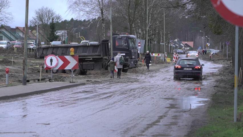 Rodzice alarmują: -Nasze dzieci  brną na lekcje po błocie...