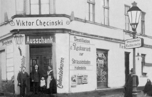 Latarnia na przystanku tramwajowym przed szynkiem Wiktora Chęcińskiego na rogu Poznańskiej i Szymborskiej (1915 r.)