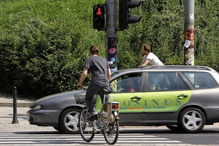 Wrocław: ITS się uczy. Tramwaje jadą, a piesi mają cały czas czerwone! (FILM)