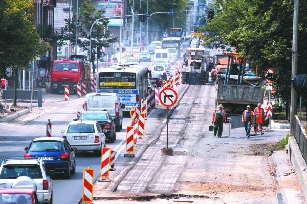 Kierowcy nie mogą skręcić w lewo na wiadukt ani z niego zjechać. Korki potrwają co najmniej dwa tygodnie.