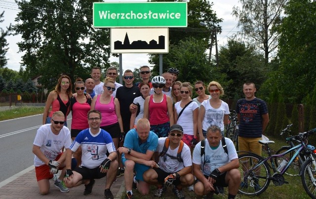 Wspólne zdjęcie uczestników rajdu przy wjeździe do Wierzchosławic, gdzie znajduje się grób Wincentego Witosa.