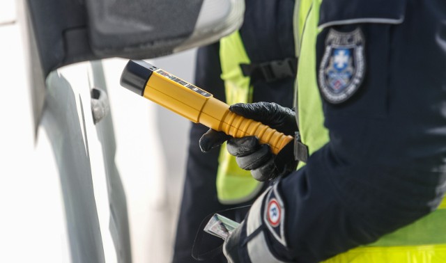 Motorowerzysta miał w organizmie prawie promil alkoholu.