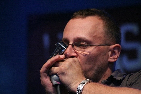 Tomek Kamiński zaczynał od gitary, ale później poświęcił się grze na harmonijce ustnej. W czerwcu 2008 roku zagrał na jubileuszowym koncercie Kasy Chorych.