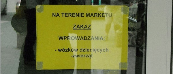 Taka oto kartka wita klientów sklepu Bricomarche w Szczecinku. 