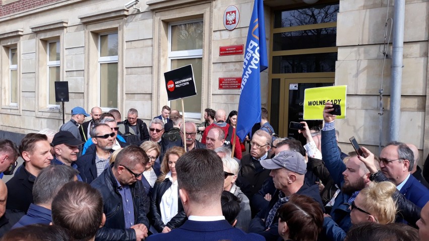 Sprawa aresztu Gawłowskiego. Demonstracja przed sądem w Szczecinie