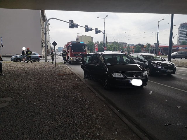 W sobotę rano przy ul. Jagiellońskiej w pobliżu Focus Mall w Bydgoszczy doszło do zderzenia dw&oacute;ch samochod&oacute;w osobowych. Flash Info, odcinek 17 - najważniejsze informacje z Kujaw i Pomorza&lt;script class=&quot;XlinkEmbedScript&quot; data-width=&quot;640&quot; data-height=&quot;360&quot; data-url=&quot;//get.x-link.pl/3125b569-e23c-e688-4639-c571f5a1da90,58d6e547-1dd7-0f06-ebe3-839c5e2ff967,embed.html&quot; type=&quot;application/javascript&quot; src=&quot;//prodxnews1blob.blob.core.windows.net/cdn/js/xlink-i.js?v1&quot;&gt;&lt;/script&gt;