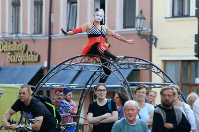 Do września na ulicach Torunia zgromadzona publiczność obejrzy kilkanaście występów teatrów ulicznych opartych na sztuce cyrkowej
