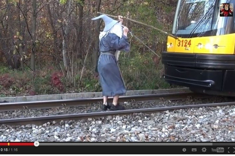 Gandalf z hobbitami zatrzymują tramwaj [FILM]