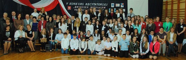 Uczestnicy konkursu recytatorskiego w Dobromierzu z opiekunami i organizatorami.