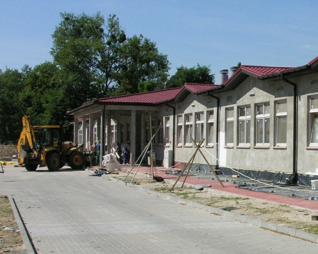 Budowa gimnazjum trwała do ostatnich dni wakacji.