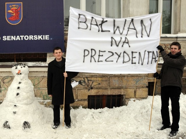 Młodzi Demokraci stwierdzili, że stworzony przez nich kandydat ma większe szanse w wyborach, jednak zwrócili uwagę na podobieństwo charakterów obu postaci - stoją w miejscu, nie mają pomysłu na miasto, a przynależność polityczna zależy od stanu pogody.