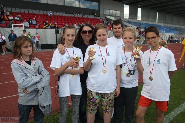 Olimpiada Hefajstosa na stadionie włocławskiego Ośrodka Sportu i Rekreacji przyciągnęła stowarzyszenia i kluby osób niepełnosprawnych nie tylko z Włocławka. Były biegi, rzuty, skoki... Zmaganiom towarzyszyły występy wokalistów i tancerzy. Imprezę zorganizowało  Włocławskie Stowarzyszenie Niepełnosprawnych "Eurointegracja".