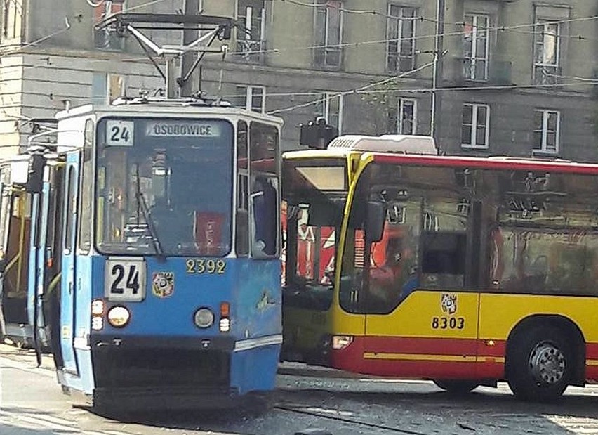 Wypadek na pl. Kościuszki. Autobus MPK wjechał w tramwaj