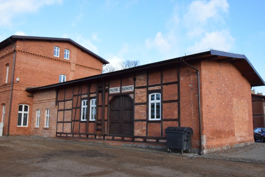 Dworzec kolejowy w Korzybiu po rewitalizacji. Teraz mieści...
