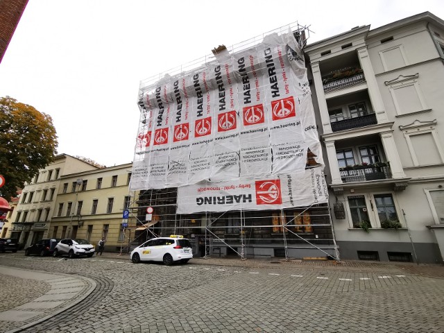 Kilka dni temu rozpoczął się remont fasady kamienicy na rogu ul. Strumykowej i Zaułku Prosowego