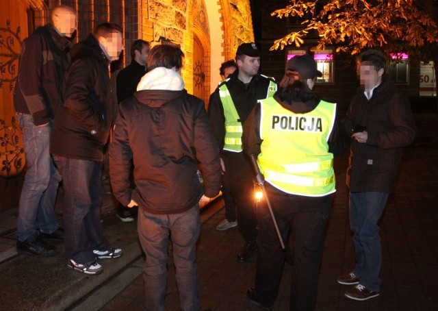 Interwencja policji przed klubem - zdjęcie ilustracyjne
