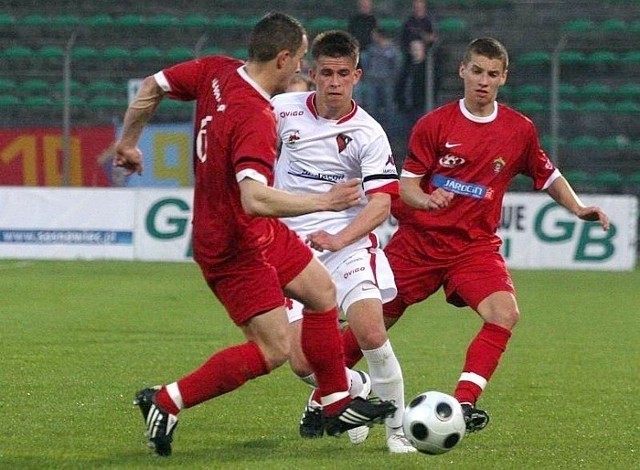 Zawodnicy Jaroty (czerwone stroje) przegrali dzisiaj 0:3
