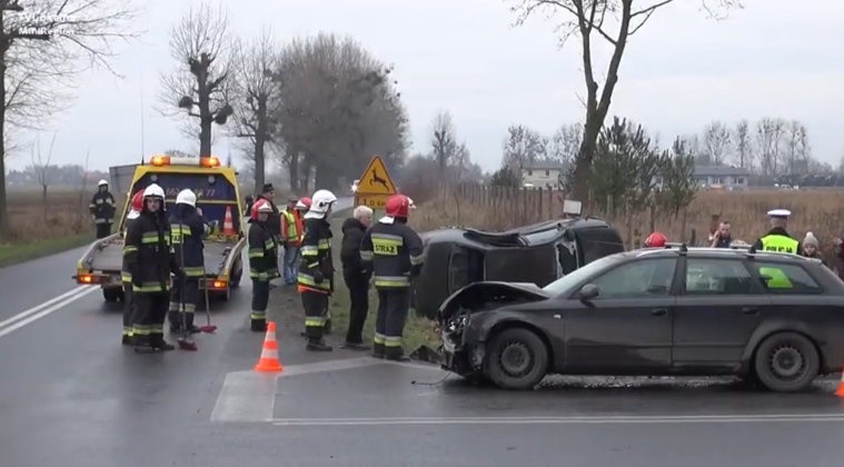 Wypadek pod Wrocławiem, zderzyły się dwa samochody. Dwie osoby ranne (FILM, ZDJĘCIA)