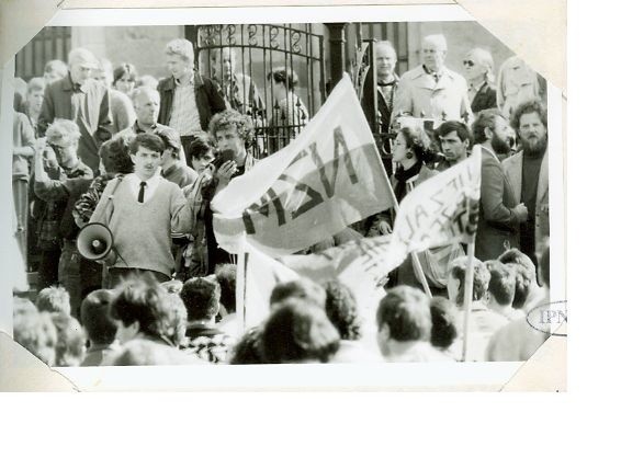 Na zdjęciu Manifestacja Konfederacji Polski Niepodległej w Kielcach w 1989 roku>>> ZOBACZ WIĘCEJ NA KOLEJNYCH ZDJĘCIACH 