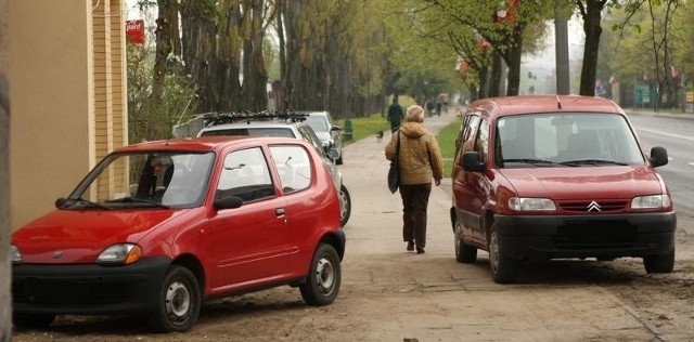 Chodnik przy ul. Szczecińskiej jest zastawiony samochodami - skarżą się czytelnicy.