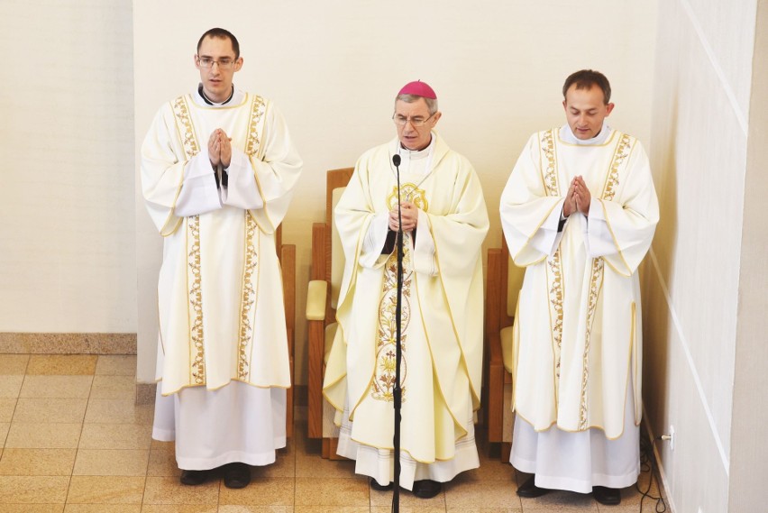Biskup Jan Wątroba udzielił święceń diakonatu 5 klerykom...