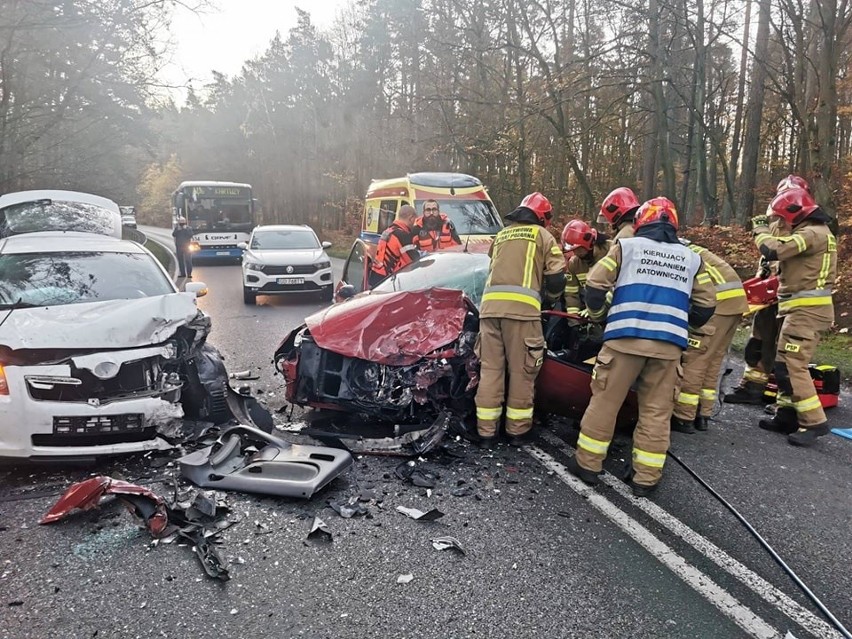 Borkowo, powiat kartuski: 2 osoby poszkodowane w zderzeniu 4 samochodów 3.11.2022 r.
