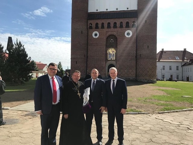 ‪Pozdrawiamy wszystkich wyznawców prawosławia sprzed monasteru w Supraślu, gdzie przyjechaliśmy na uroczystości 80-tych urodzin oraz 20-tej rocznicy objęcia tronu metropolity warszawskiego i całej Polski przez Arcybiskupa Sawę - napisał w niedzielę na facebooku Grzegorz Schetyna