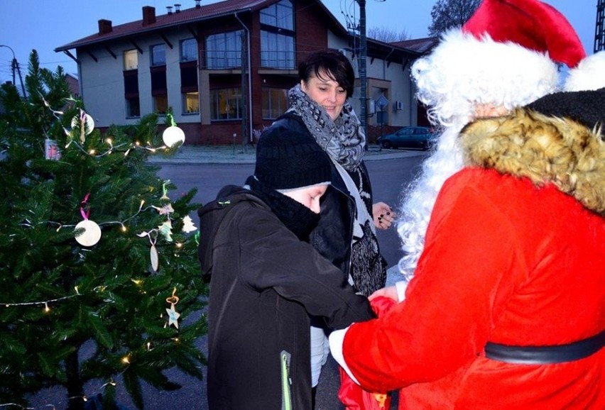 Goniądz. Mieszkańców odwiedził św. Mikołaj i mobilna choinka na życzenia (zdjęcia)