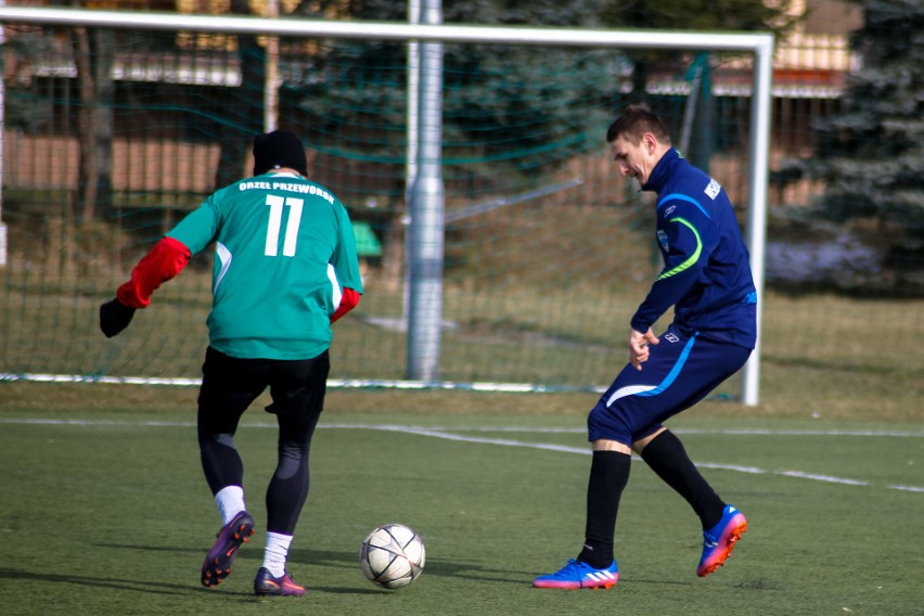 Sparingi rozgrywano najczęściej na sztucznej murawie