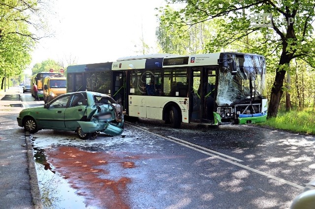 Zderzenie autobusu z osobówką na ul. Przestrzennej w Szczecinie Dąbiu