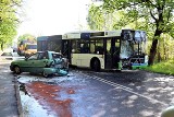 Wypadek na ul. Przestrzennej w Szczecinie Dąbiu. Autobus zderzył się z osobówką. Jedna osoba poszkodowana