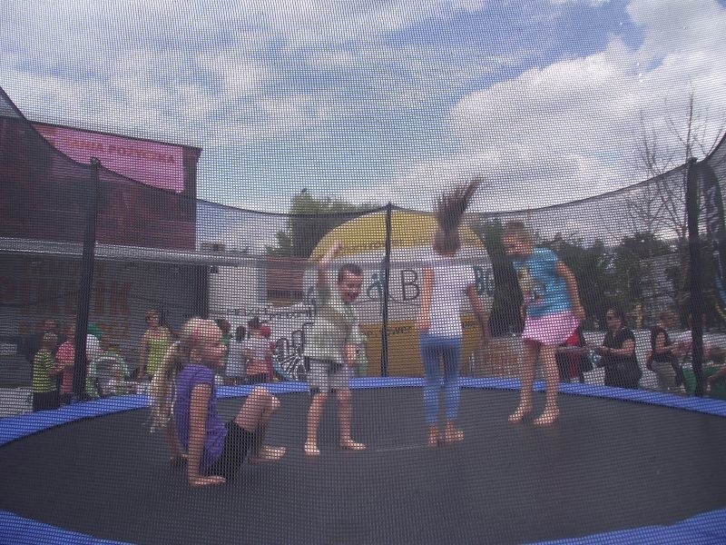 Dzieci mogły poskakać na trampolinie