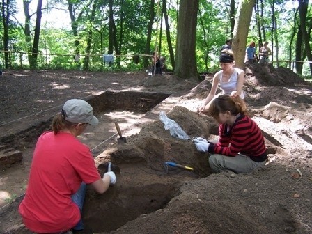 Od czerwca grupa studentów archeologii z całej Polski badała wzgórze znajdujące się w parku przy dankowskim kościele.