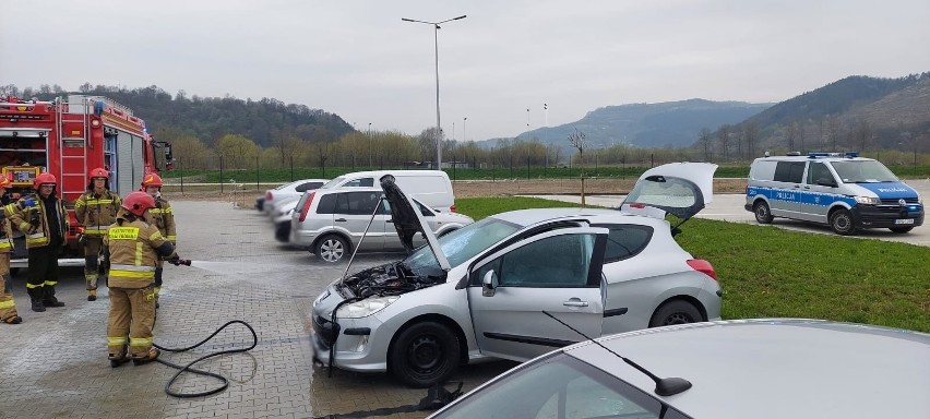 Wielogłowy. Pożar samochodu osobowego. Na parkingu stało wiele innych aut [ZDJĘCIA]