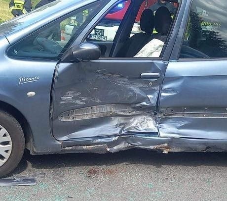 Zderzenie dwóch samochodów w Jerzmanowicach. Osobami rannymi w wypadku zajęli się ratownicy z pogotowia