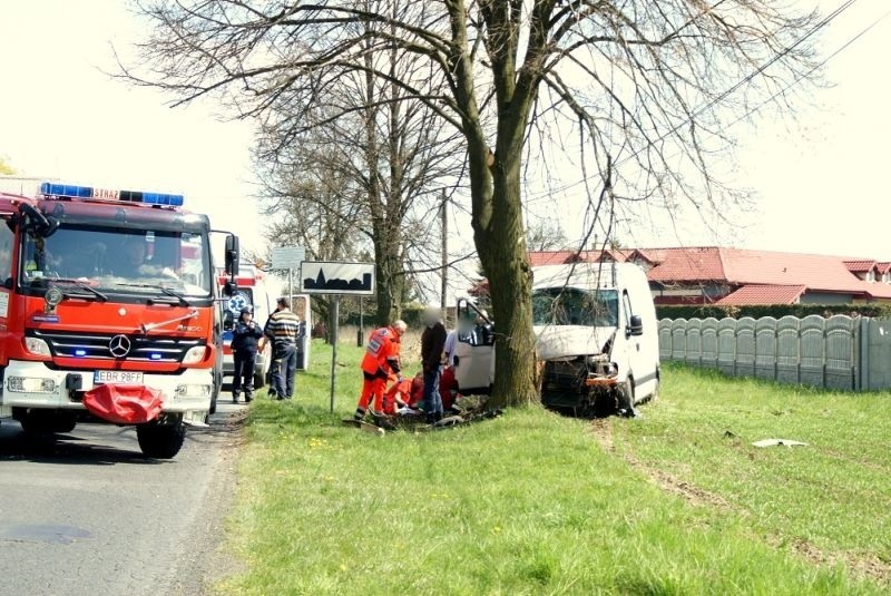 Wypadek pod Brzezinami [zdjęcia] Samochód wjechał w drzewo!