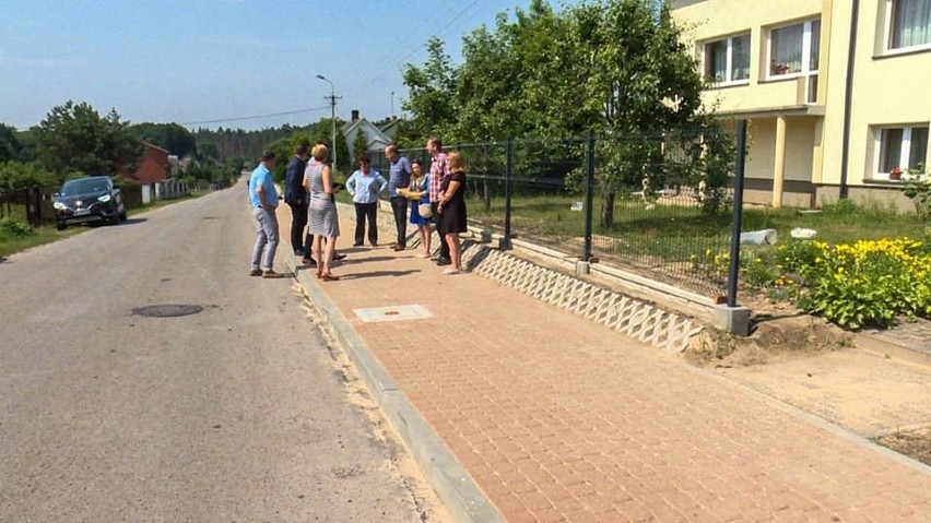 Zakończona została inwestycja w Kociołkach koło Kozienic. Nowy chodnik jest już gotowy