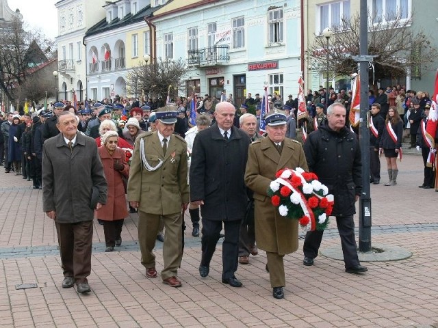 Kwiaty pod pomnikiem Bartosza Głowackiego złożyli m.in. przedstawiciele tarnobrzeskiego koła Związku Żołnierzy Wojska Polskiego.
