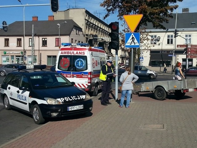 Źle zamocowana przyczepa poturbowała dwoje przechodniów.