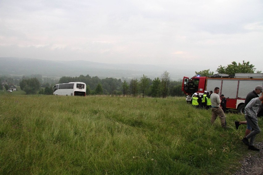 "Autokar nad przepaścią". Straż i policja w akcji w gminie Masłów (ZDJĘCIA)