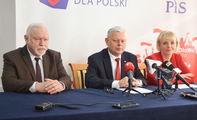 Listę inwestycji, które dostały pieniądze w ramach Rządowego Funduszu Rozwoju Dróg przedstawili podczas poniedziałkowej konferencji prasowej posłowie PiS: Dariusz Bąk, Marek Suski i Anna Kwiecień.