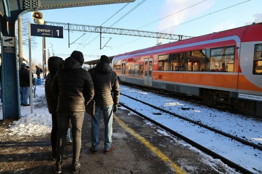 Koksowniki przed dworcem kolejowym w Szczecinku