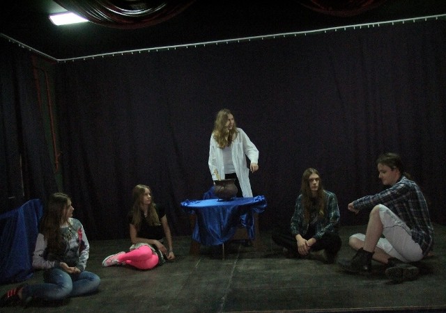 Młodzi aktorzy z "Teatru niewielkiego&#8221; wystawili "Magię teatru&#8221;.