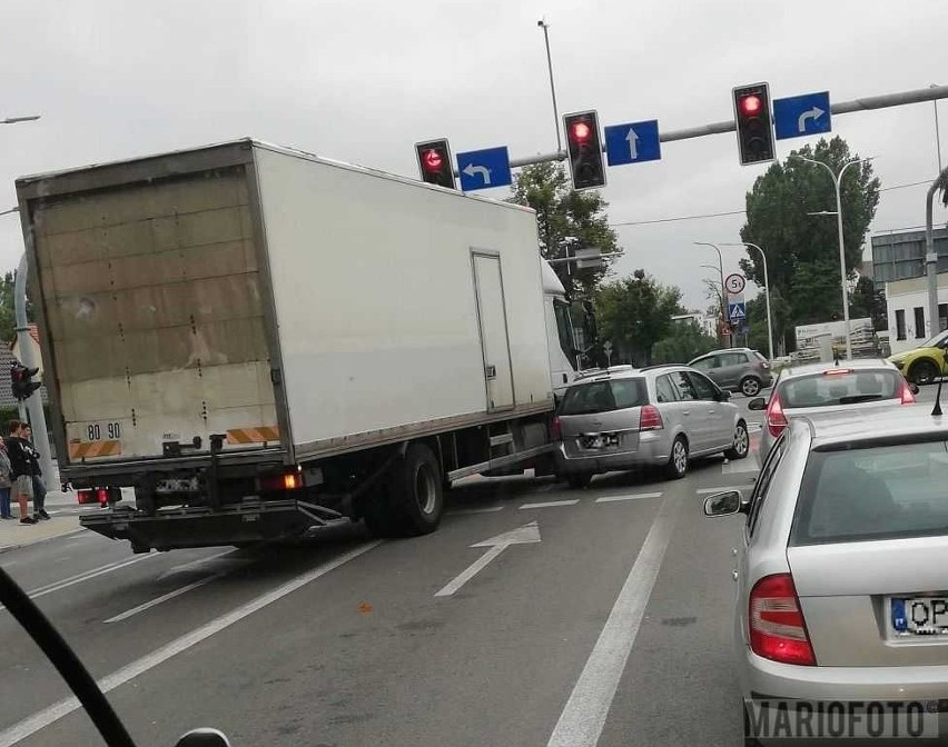 Kolizja na skrzyżowaniu Niemodlińskiej i Hallera.