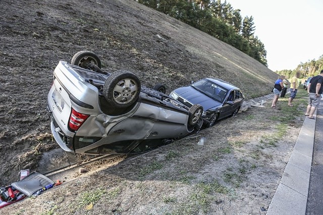 Do krasy doszło w poniedziałek, 23 lipca, na „trasie śmierci”, tuż koło skrętu w kierunku Wilkanowa. Kierująca mercedesem zderzyła się ze skodą. Kobieta kierująca mercedesem jechała z Wilkanowa. Wjechała na „trasę śmierci”, w kierunku Świdnicy. Włączając sie do ruchu zajechała droge skodzie. Doszło do zderzenia. Kierujący skodą uderzył w tył mercedesa, który wypadł z drogi. Na poboczu samochód koziołkował, upadając na dach. Skoda również wypadła z drogi.Na szczęście nikomu nic się nie stało. Na miejsce przyjechała zielonogórska policja. Kiedy jeden patrol pracował na miejscu kraksy, na wysokości stacji benzynowej doszło do kolejnego zdarzenia. Hyundai wjechał w tył mazdy.Zobacz wideo: Wypadek cysterny i trzech osobówek na S3