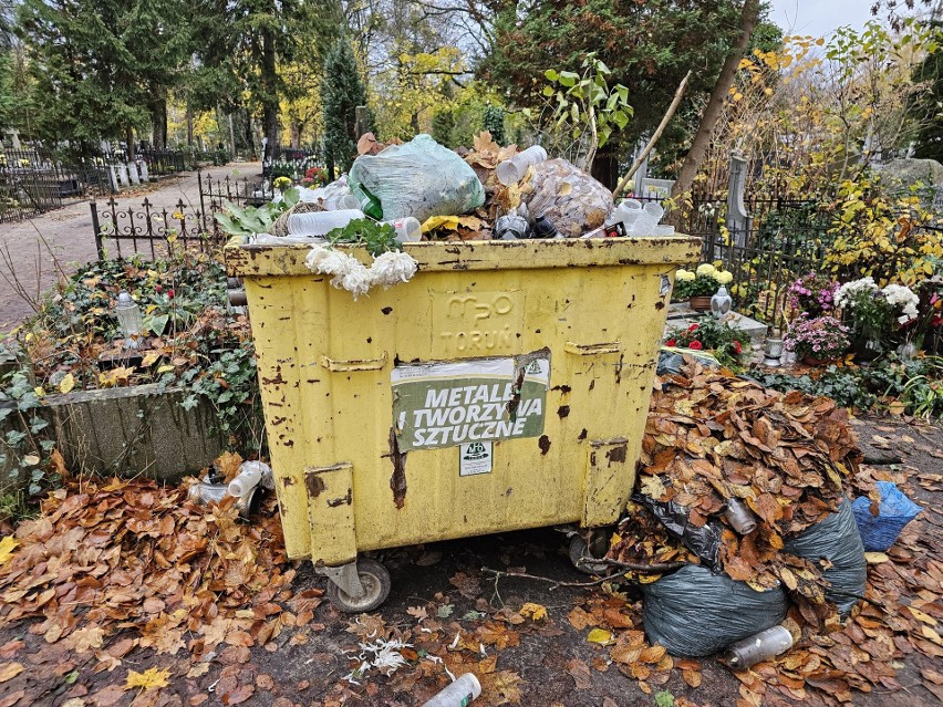 Sterty odpadów szpecą cmentarz św. Jerzego w Toruniu.