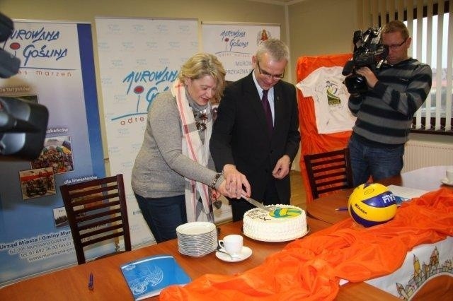 Anna Sumelka i burmistrz Tomasz Łęcki kroją symboliczny tort z okazji podpisania porozumienia