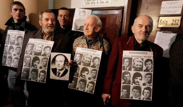 Członkowie opozycji antykomunistycznej przed sądem w 2012 r. oczekują na wyrok w sprawie Czesława Kiszczaka.