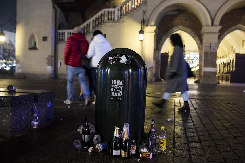 Sylwester 2016 Kraków. Nocne sprzątanie Rynku Głównego [ZDJĘCIA, WIDEO]